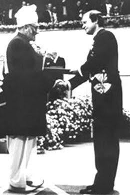 Dr. Abdus Salam recieves the Nobel Prize for Physics from King Carl XVI Gustav of Sweden on December 10, 1979.